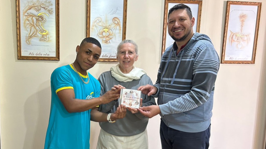 Lado Esquerdo Gabriel Kauan no Meio Irmã Ketty ( Isntituto Palazzolo e a Direita Ghibson Yuri estão segurando o CD dos 30 anos das Irmãs do Ebola que deram a Vida Na Frica.