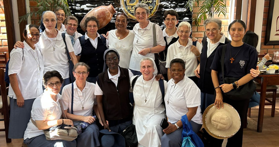 Grupo das Irmãs dos Pobres reunidas em um restaurante em Lambayeque, Peru, após a Assembleia, posando juntas em clima fraterno e alegre.