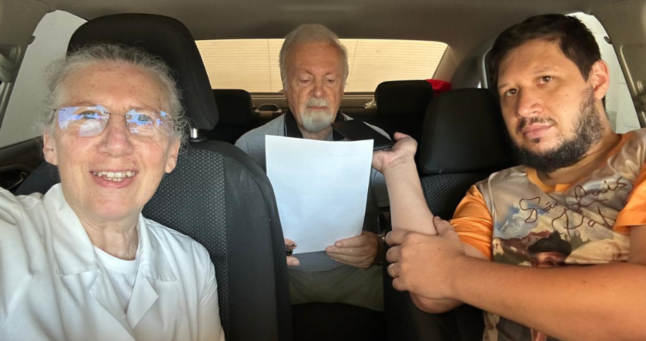 Gravação no Estudio das Irmãs dos Pobres Isntituto Palazzolo Em Curitiba com o Padre Domenico Missionario Xaveriano junto com a Irmã Ketti e Ghibson yuri para gravação do Audio paar dar Vida ao Fundador ate o momento o primeiro fundador de uma congregação em IA no mundo